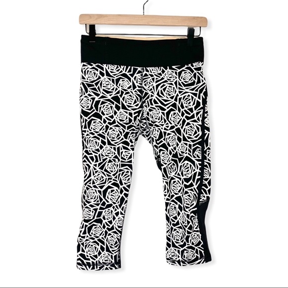 lululemon athletica Pants - Lululemon Rose Crop Leggings 6 Black White Abstract Posey Capri